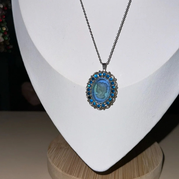 Jewelry - Vintage glass cameo pendant necklace